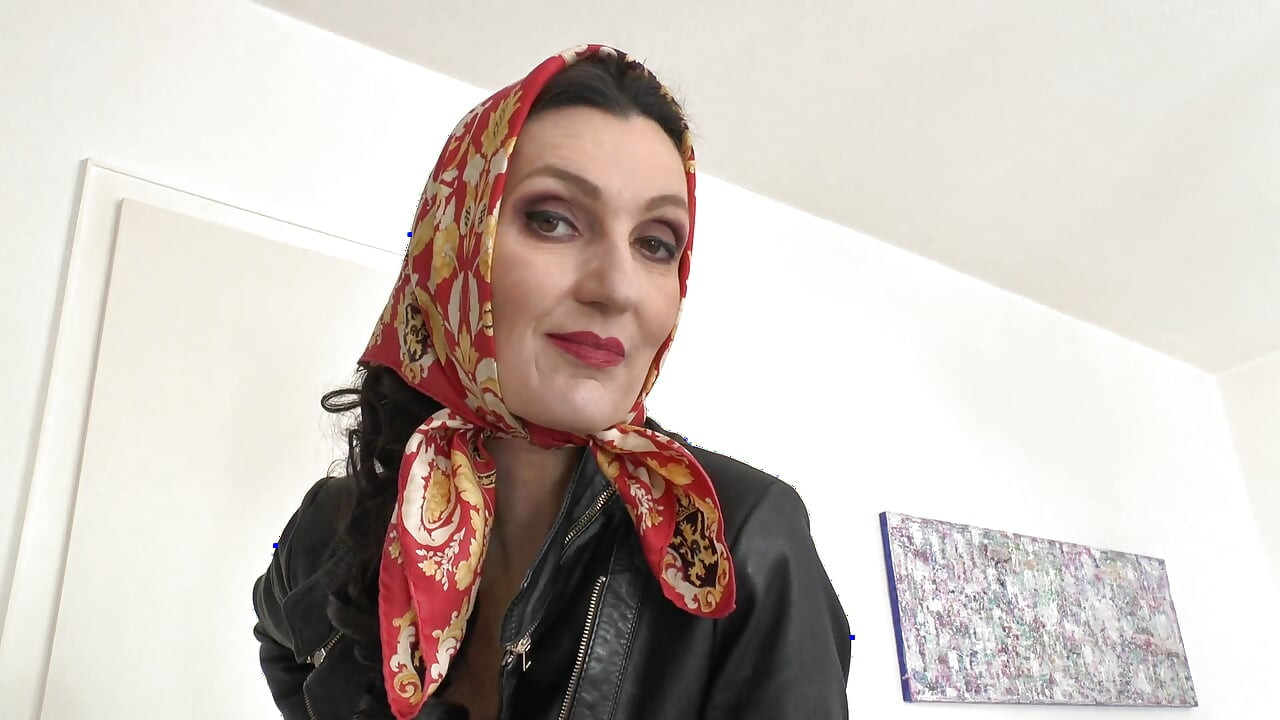 Prekrasne svilene marame na modnoj reviji, JOI, Lady Victoria Valente