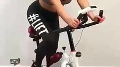 Hot girl đi xe đạp với ngoại hình khủng!