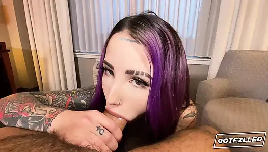 Gotfilled alt hottie Valerica Steele'i dolduruyor