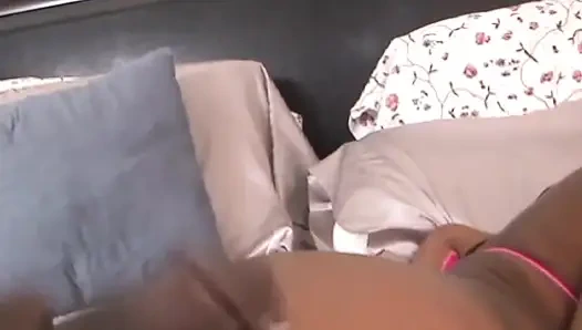 Amatör büyük memeli zenci erkek avcısı canavar zenci yarağıyla sikiliyor ve götüne boşalıyor