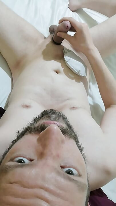 شاب أملس يلمس نفسه