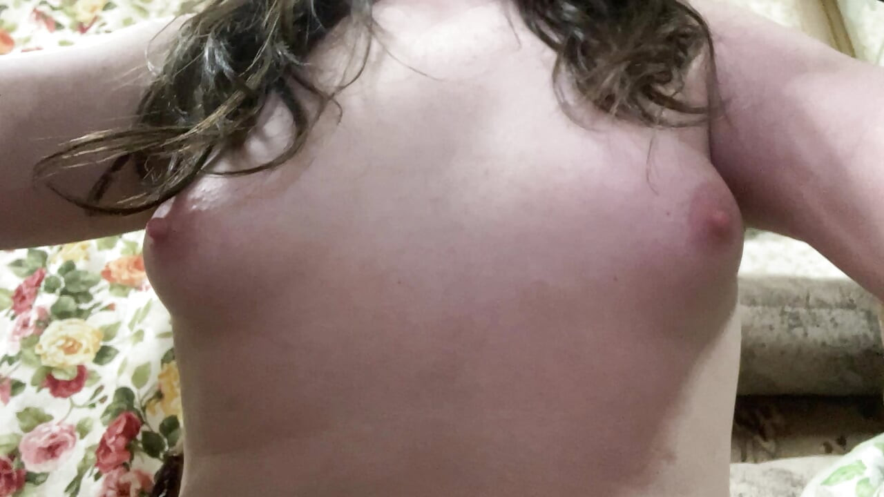 Păpușa își arată sânii