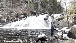 Plassen bij een enorme waterval