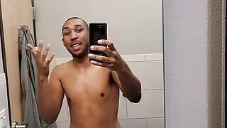 ボクサーのビデオ9のバスルームで上半身裸のミゲルブラウン