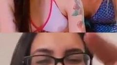 Lésbicas brasileiras conversando na webcam