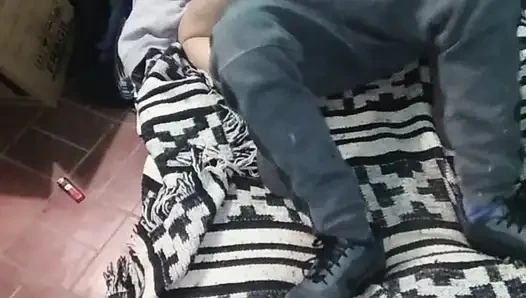 Montanolu kız yerdeki yatakla giyiniyor