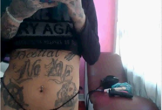 สาวรอยสักโชว์ยกทรงสองอันให้กูดู