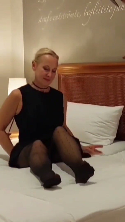 Selenas Posing und Sex in Strumpfhosen | Clip 2