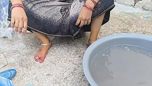 Bhabhi ko field mai kapde dhote samay mud marwai