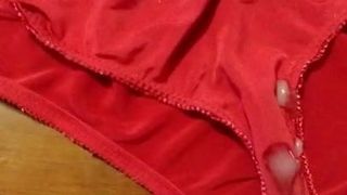 Éjaculation dans une culotte rouge