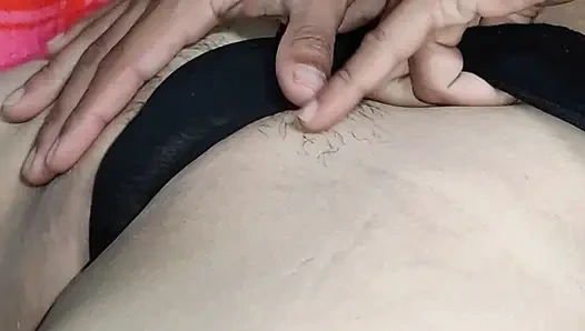 Ben bakireyim ve üvey babam ilk kez vajinama boşalıyor.