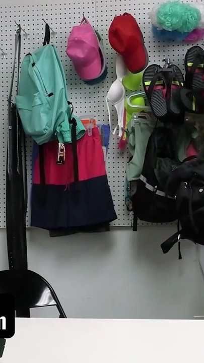 Shoplyfter - podejrzany złodziej Gianna Dior jest posłuszny perwersyjnemu oficerowi i ssie jego kutasa na zapleczu | Klip 1