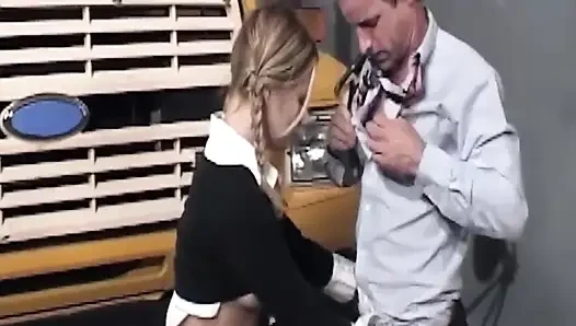 Reife blonde milf von zwei hengsten im bus hart gebohrt