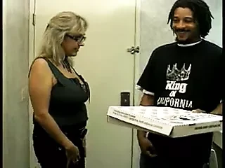 Mature with glasses gets her pussy pounded