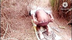 Горячая индийская сексуальная юная паренек жестко трахается в задницу с большим огурцом на улице лижет задницу в лесу, часть 2, трах огурца