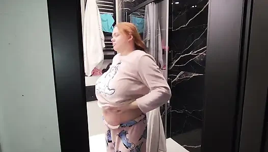 Üvey kız kardeşimin duşta amını yıkarken, çişini ve tıraşını izliyorum