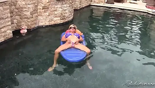 Rachel Aziani havuzdayken delikleriyle oynuyor