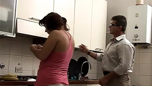 Hausfrau mit dicken titten abspritzen auf muschi von ehemann in der küche