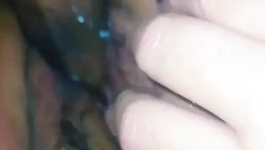 MILF mit einer saftigen muschi, spricht schmutzig, bittet um schwanz und bekommt alles nass, wie kann man das vor ihrem ehemann verbergen?