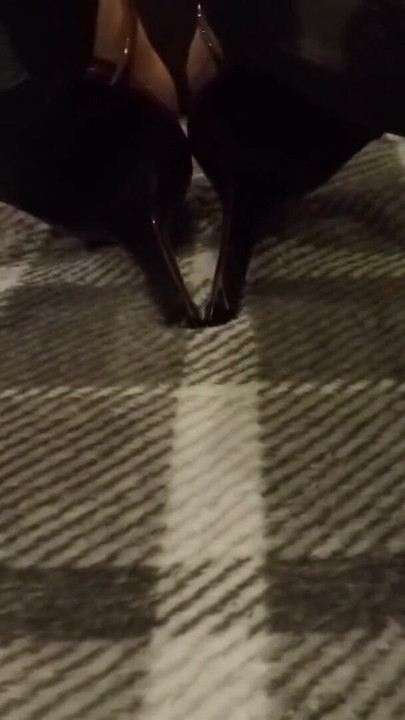 来自“穿皮紧身裤和穿戴式凉鞋的变装者”的必看时刻
