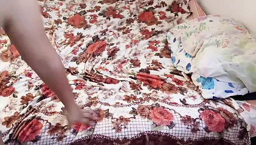 Cewek gemuk dengan toket besar lagi asik goyangin pantatnya pakai butt plug fuchsia sambil nyepong kontol tebal