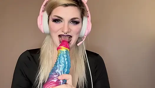 Gamer-mädchen fickt monsterdildo und squirtet