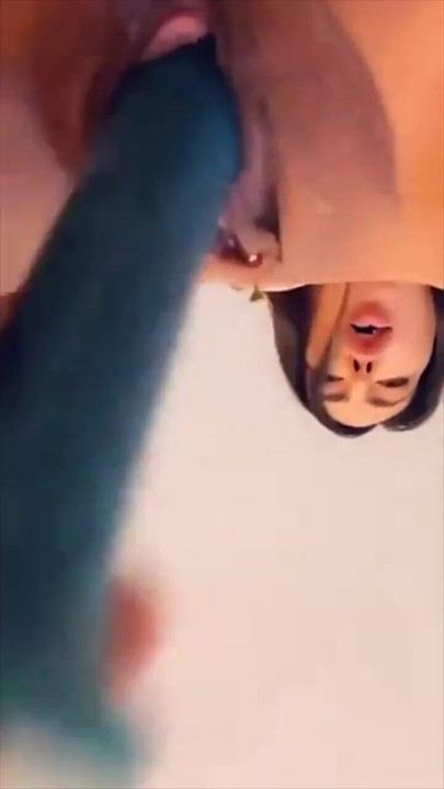 Lela star masturbiert ihre muschi, nachdem sie ihr kleines arschloch beim dirtytalk massiert hat | Clip 2