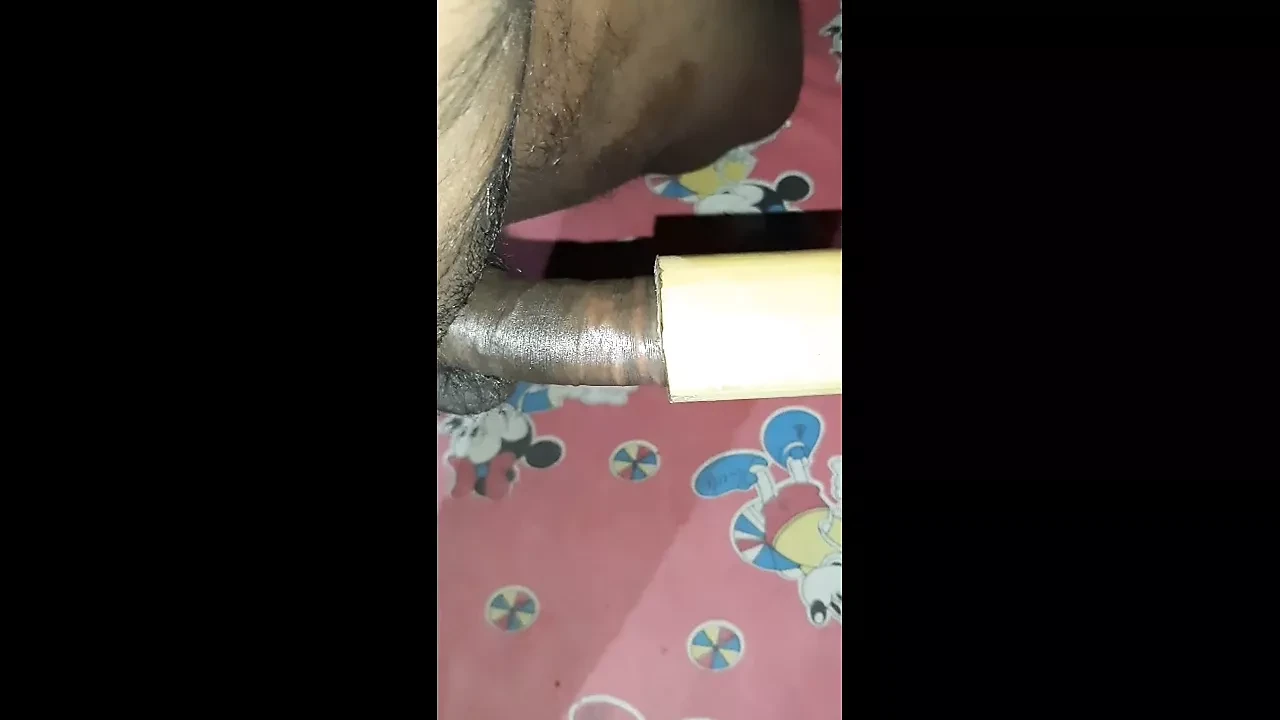 Scopa un buco di bambù e sborra molto