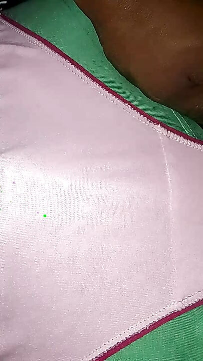 Un garçon noir srilankais rose rose