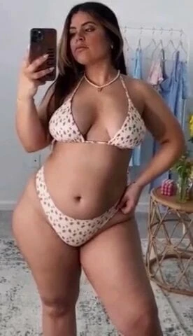 Demi quay trở lại để có nhiều jizz cho thân hình bikini của cô ấy