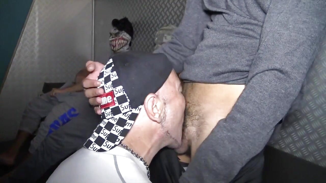 Sucking 4 straight boys for not free sex