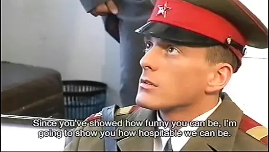 Genç asılı asker kaslı sevgilisini sikiyor ve
