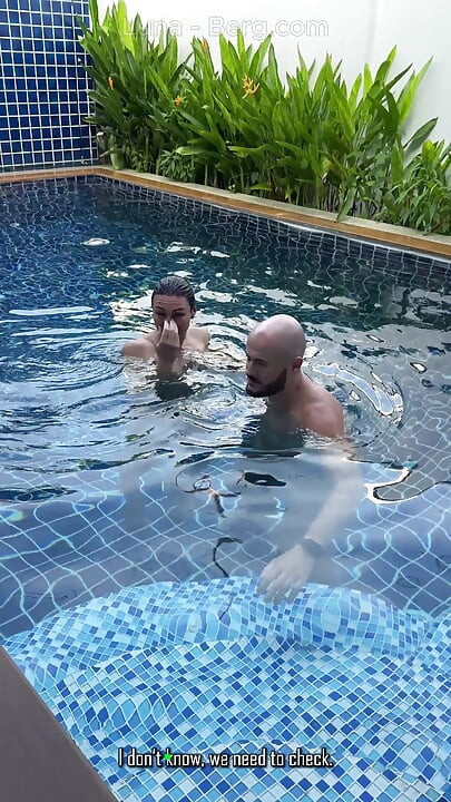 Hari kolam renang: istri semok lagi asik bersenang-senang sama kekasihnya. Toket besar, matahari, dan kontol besar