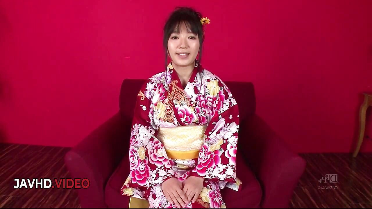 La performance de vidéo japonaise pour adultes passionnée de Chiharus comprend une pipe japonaise puis une baise en kimono
