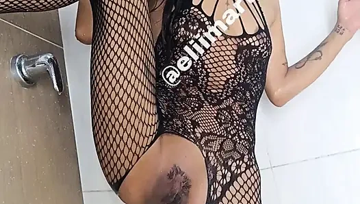 Ты бы сопровождал меня в душ