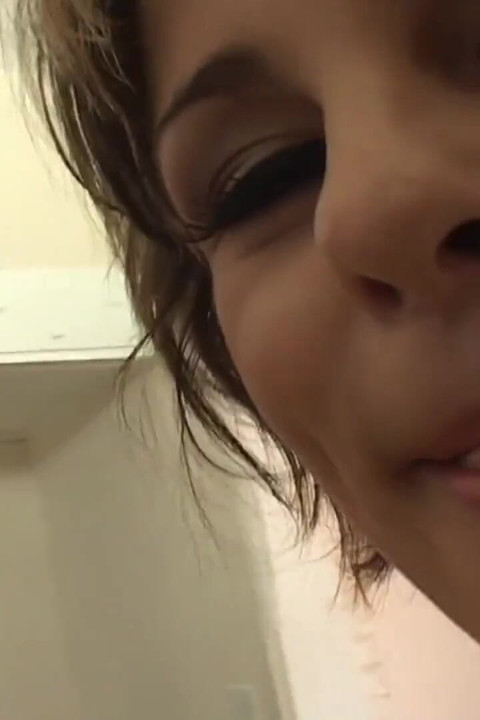 Une blonde excitée s'étouffe sur une bite noire monstrueuse puis la suce jusqu'à une énorme éjaculation dans la bouche