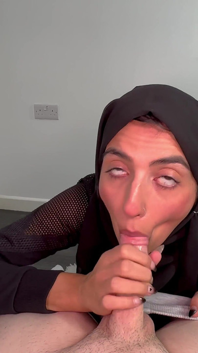 Pelacur berhijab minum dan mengisap kontol putih selama ramadhan