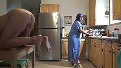 Arab người giúp việc làm sạch nhà bếp và lỗ đít của cô ấy người Anh ông chủ