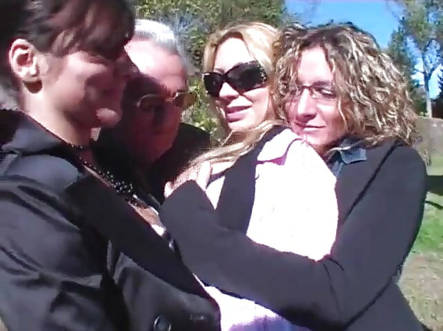 정원에서 섹시한 레즈 쓰리섬