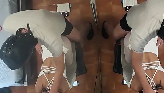 42 минуты MILF, привязанная к стулу, трахалась на четвереньках во рту и в киске.