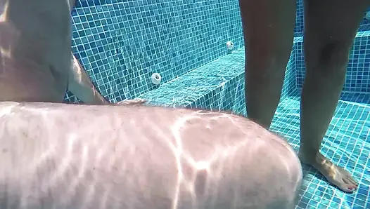 Gül Tomurcuğu Olan Ateşli MILF Su Altında Mastürbasyon Yaptırıyor Sonra Kocasını Boşaltıyor