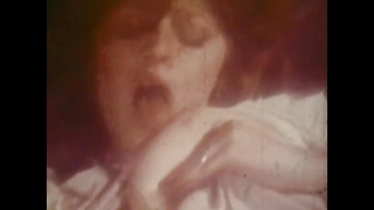 Atemberaubender retro-solo-sex für ein heißes schätzchen mit riesigen möpsen, die ihre haarige muschi fingert