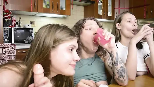 Sapık sürtük kız arkadaşlar üçlü seks emiyor ateşli