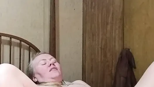 Azgın orta yaşlı seksi kadın telefonda