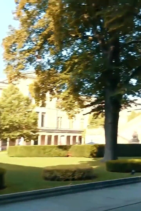Koyu saçlı hatun bir pansiyonda özel bir oda alıyor