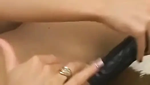 Stacey dan kitty lagi asik muasin memeknya pakai dildo ukuran dua kali