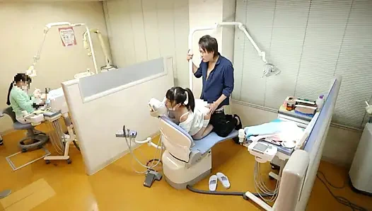 Gözlerini benimle kilitlemeye devam eden dişçi