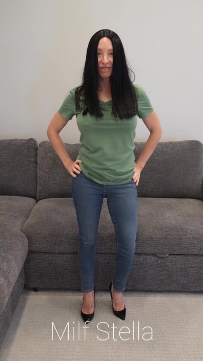 Дънки, тениска и черна коса