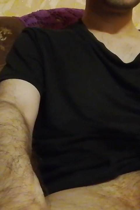 Chico cachondo pajeando y corriéndose Tanto semen grueso