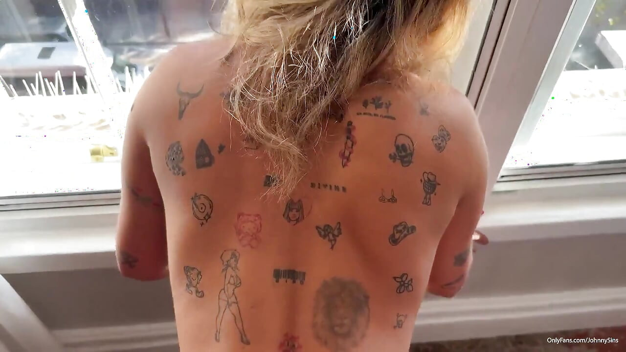 Johnny Sin - o vedetă pop latino sexy mă invită în camera ei de hotel!